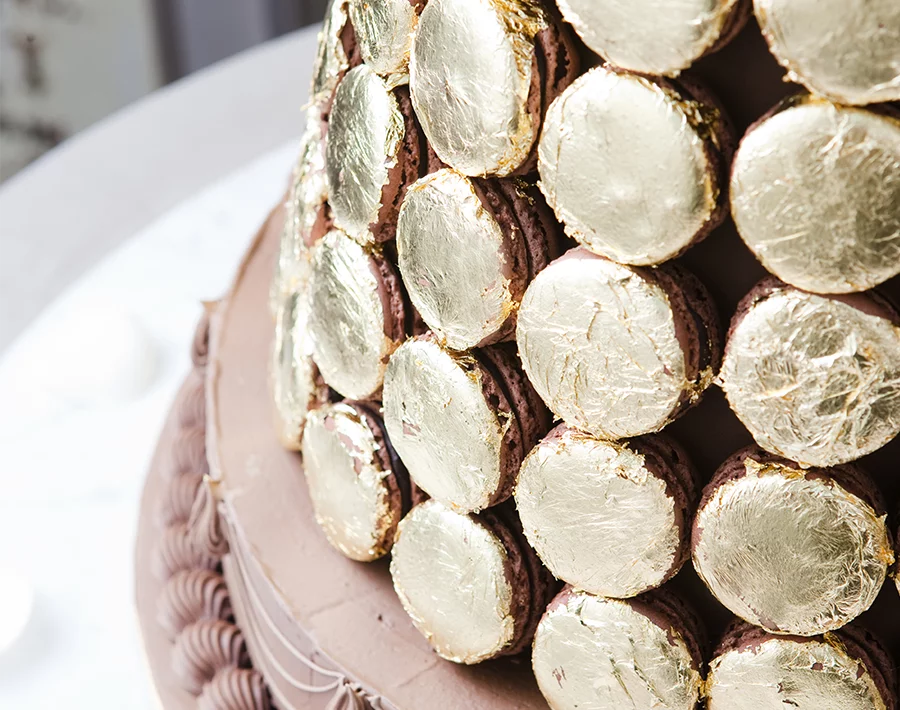 Pyramid-Of-Gold-Macarons-90-Pieces